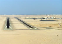 Вид на взлетно-посадочную полосу аэропорта Хургада.